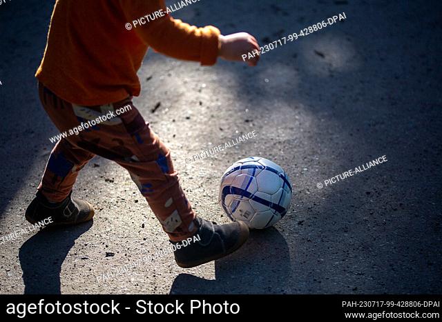 SYMBOL - 09 May 2023, Berlin: A little girl is playing with a soccer ball in the park. Photo: Fernando Gutierrez-Juarez/dpa. - Berlin/Berlin/Germany