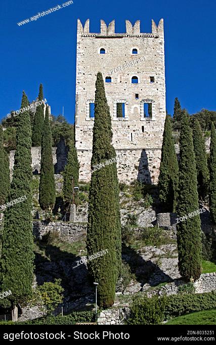 Auf dem Burgfelsen in der Altstadt von Arco stehen die Reste der mittelalterlichen Burgruine