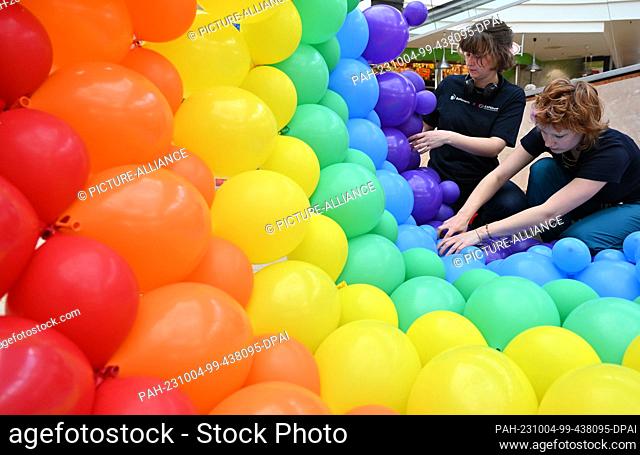 04 October 2023, Thuringia, Erfurt: Selma Bahmann (r-l) and Gesche Pelters from Ballonetti work on setting up the ""Balloon Worlds"" exhibition in the...