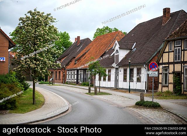 PRODUCTION - 24 May 2023, Lower Saxony, Amt Neuhaus: Half-timbered houses can be seen in one street of the village. The end of June marks the 30th anniversary...