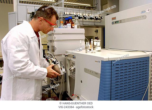 BASF agrarian centre Limburgerhof: The Fourier-Transform-Mass spectrometer is used to evaluate chemical structures in detail