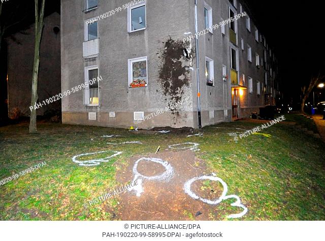 20 February 2019, North Rhine-Westphalia, Mönchengladbach: Traces of an accident can be seen on a house at night. During the night of Wednesday in...