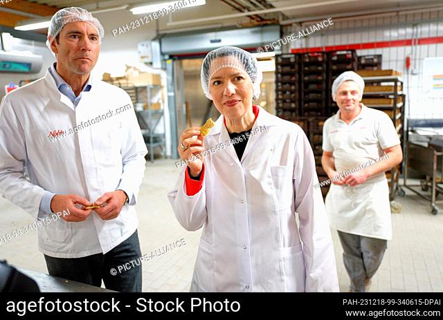 18 December 2023, North Rhine-Westphalia, Aachen: Nobis Managing Director Michael Nobis (l) and Silke Gorißen, Minister for Agriculture and Consumer Protection...