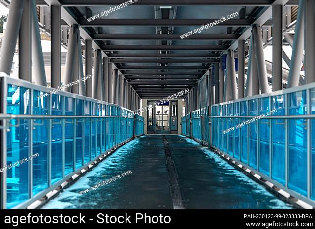 23 January 2023, Rhineland-Palatinate, Gerolstein: A railing made of glass delimits the footbridge over the tracks in the closed Gerolstein station