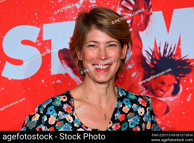 12 July 2022, North Rhine-Westphalia, Cologne: Actress Sonja Baum comes to the VIP premiere of the 25th Cologne anniversary of STOMP as part of the 33rd Cologne...
