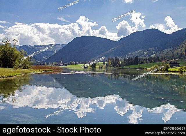Der durch einen Bergsturz entstandene Pillersee nördlich von Hochfilzen in Tirol ist ein beliebtes Ziel für viele Urlauber und Wochenendausflügler
