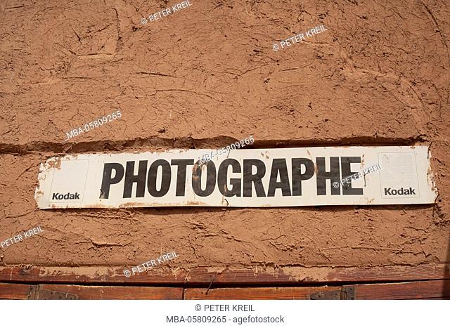 Sign on wall made of mud, texture, building 'Photographe', photography, Morocco, Ouarzazate