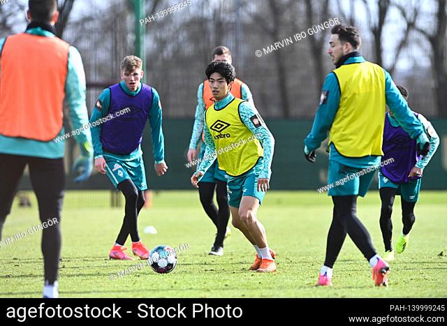 left to right Nick Woltemade (Bremen), Kyu-hyun Park (Bremen), Kevin Moehwald (Bremen). GES / Football / 1. Bundesliga: Training from Werder Bremen, February 18