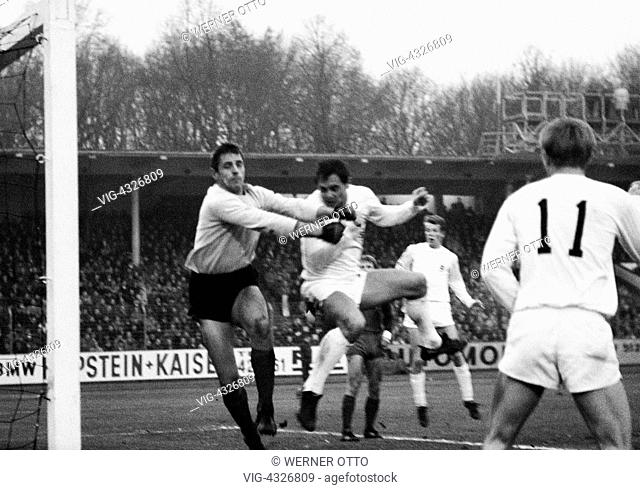 Fussball, Bundesliga, Saison 1967/1968, Muengersdorfer Stadion Koeln, 1. FC Koeln gegen Borussia Moenchengladbach 2:5, Spielszene, Torszene, Torraumszene, v