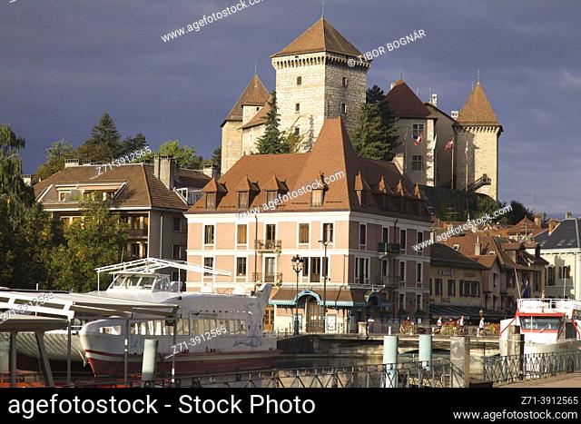 France, Auvergne-Rhône-Alpes, Haute-Savoie, Annecy, Thiou river, castle, chateau, boats,