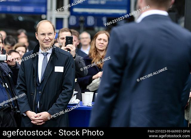 23 October 2023, Schleswig-Holstein, Kiel: Arne Beck (l), Managing Director of NAH.SH, stands during the presentation of a new battery train at the main station