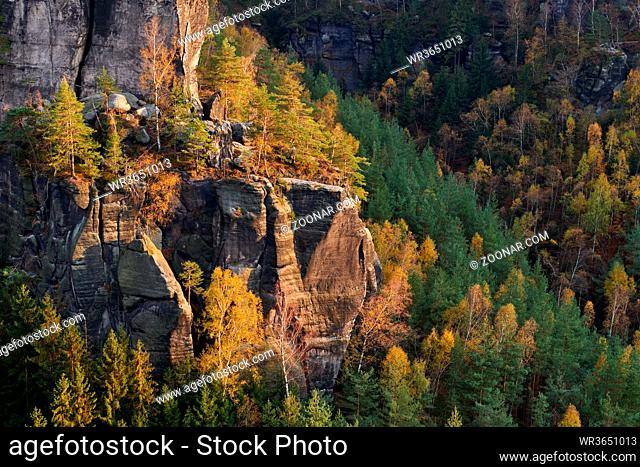 Elbsandsteingebirge im Herbst Sonnenuntergang Carolafelsen