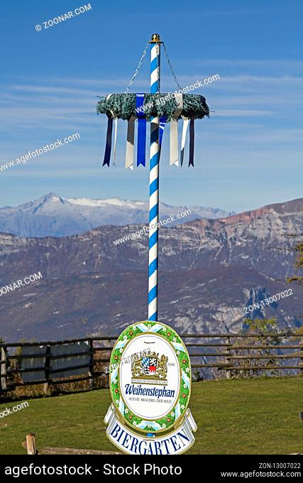 Bayrisches Symbol vor dem Panorama der Adamellagruppe auf der Hochebene von Folgaria im Trentino