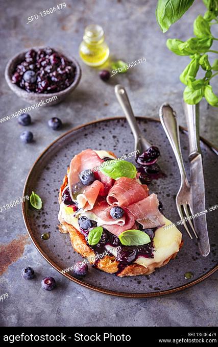 Toasts with Taleggio cheese, Parma ham and blueberry jam