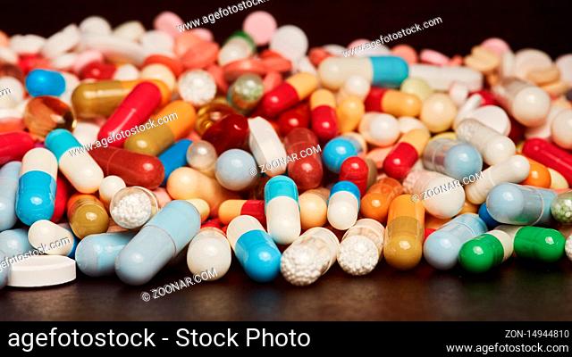 Bunte Pillen und Medikamente liegen auf einem Haufen