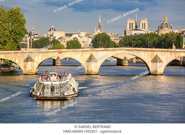 France, Paris, area listed as World Heritage by UNESCO, a shuttle boat to the pont du Carrousel, and the Notre Dame Cathedral