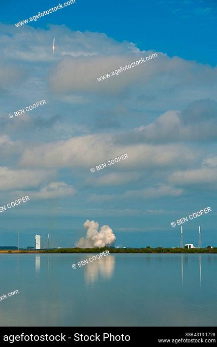 USA, Florida, Cape Canaveral, view of space rocket taking off. A United Launch Alliance (ULA) Atlas V (Atlas 5) rocket launches the X-37B Orbital Test Vehicle...