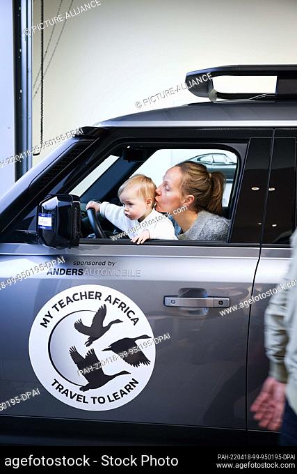 17 March 2022, Lower Saxony, Seevetal: Hamburg author Michel Ruge (not pictured), his wife Annika and daughter Jaguar are sitting in their new Landrover...