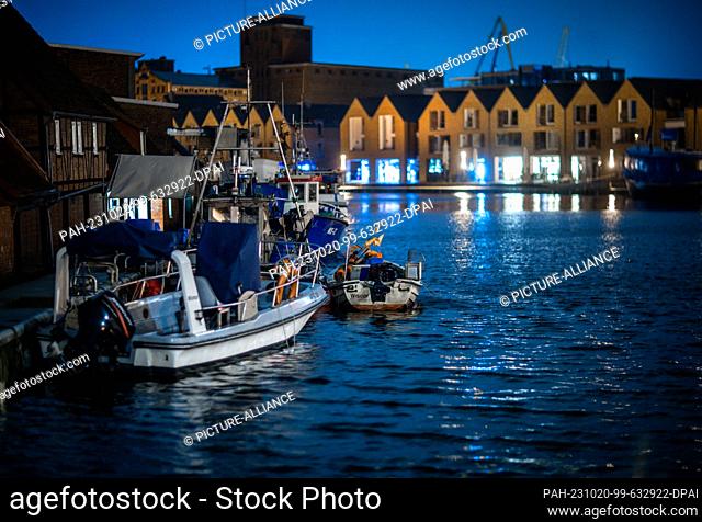 20 October 2023, Mecklenburg-Western Pomerania, Wismar: Boats are moored in the fishing port with elevated water levels. Due to an expected storm surge on the...