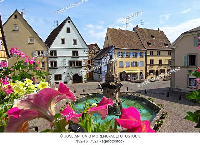 Place du Chateau, Eguisheim, Alsace Wine Route, Haut-Rhin, Alsace, France, Europe