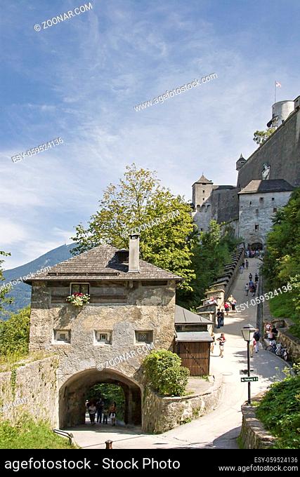 Burgtorbewacht den Aufgang zur Feste Hohensalzburg in Österreich