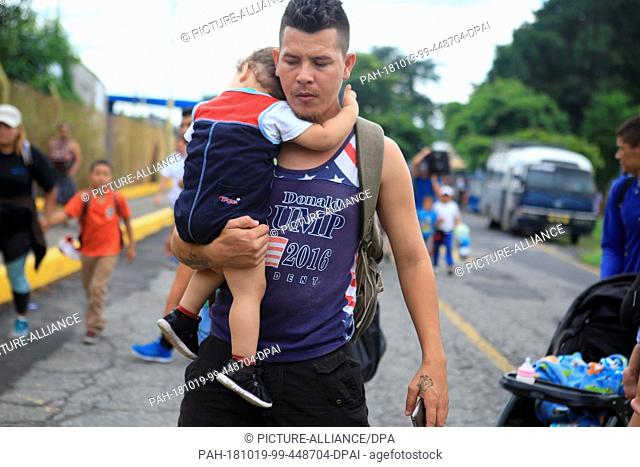 19 October 2018, Guatemala, Tecún Umán: 19 October 2018, Guatemala, Tecún Umán: A migrant from Honduras crosses the border between Guatemala and Mexico with his...