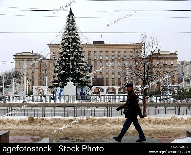 RUSSIA, VORONEZH - 20 de diciembre de 2023: Un árbol de Navidad se encuentra en la calle Plekhanovskaya. Erik Romanenko/TASS
