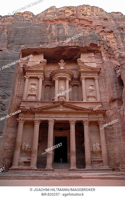 El-Khazneh, the Treasury, also Khazne Faraun or Khaznet Far'oun, the Pharaoh?s Treasury, Petra, Jordan, Middle East, Asia