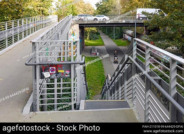17 October 2021, Saxony, Leipzig: A handicapped-accessible ramp for wheelchair users and prams at the footpath and cycle path near the Martin Bridge along the...