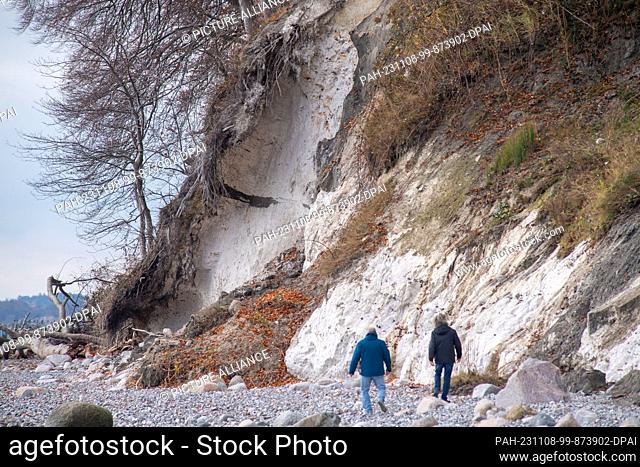 08 November 2023, Mecklenburg-Western Pomerania, Sassnitz: Masses of chalk and marl lie on the beach below the urban area on the steep coast