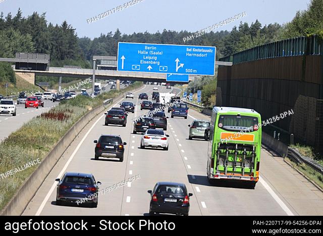 17 July 2022, Thuringia, Hermsdorf: Numerous vehicles and a coach are traveling northbound on Highway 9 at the Hermsdorfer Kreuz interchange