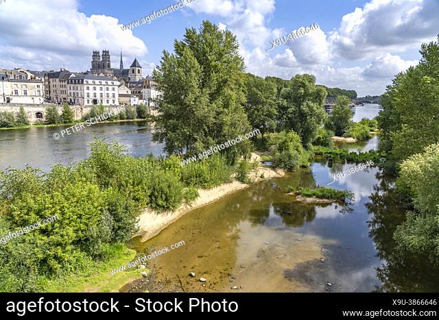Altstadt, Kathedrale und die Loire in Orleans, Frankreich | Cityscape with Cathedral and Loire river in Orleans, France