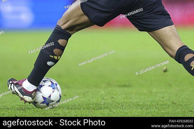 firo: 12.12.2023 Football, Soccer, Men's UEFA Champions League Union Berlin - Real Madrid 2:3 Ball and legs depositor General Socks cut up