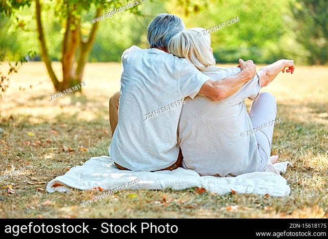 Glückliches Paar Senioren sitzt im Sommer in der Natur