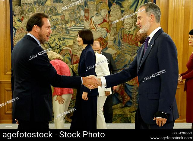 MADRID, 21/11/2023.- El nuevo ministro de Transportes, îscar Puente saluda al rey Felipe VI tras entregar su carga ante el moncarca en un acto celebrado este...