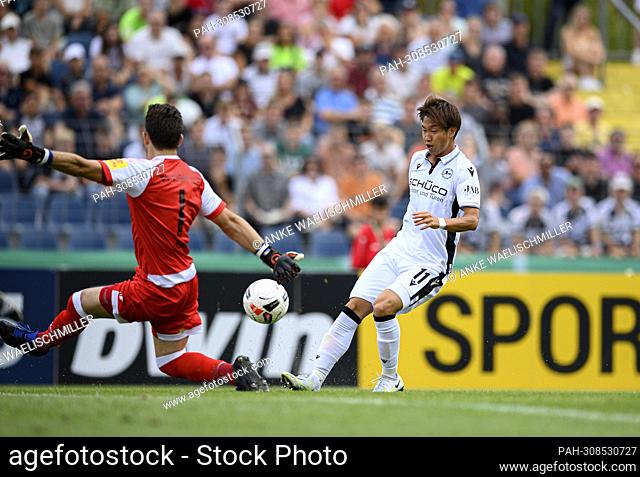 goalchance Masaya OKUGAWA (BI) versus goalwart Safet HUSIC l. (Engers), action, duels, soccer DFB Cup 1st round, FV Engers - Arminia Bielefeld (BI)