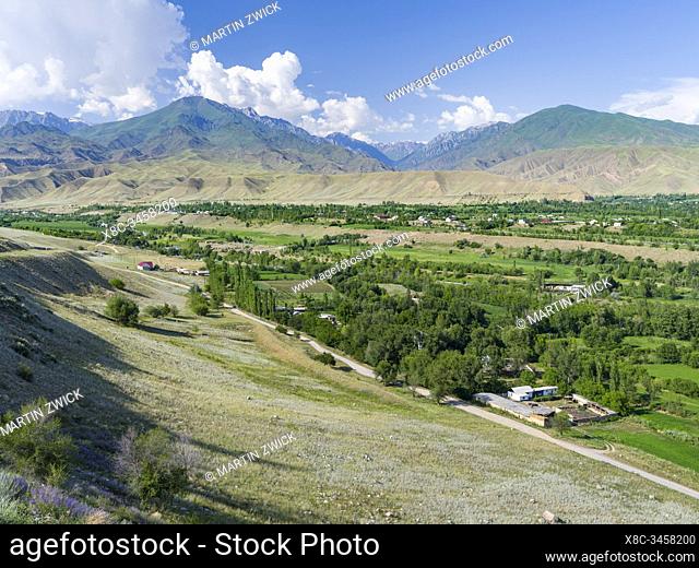 Landschaft bei Toktogul am Tien Shan Highway, der Bischkek mit Osh verbindet und der durch das Gebirge Tien Shan oder Himmelsgebirge fuehrt