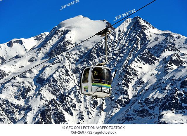 Cable car against the Mont Blanc massif in the skiing area Les Contamines-Montjoie, Haute-Savoie, France