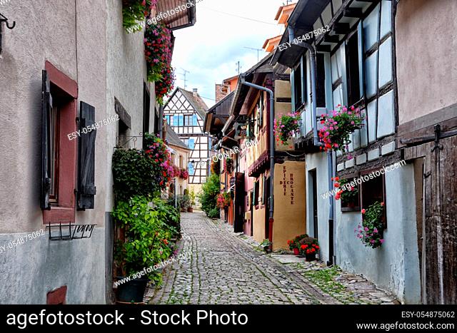 Gasse in der historischen Altstadt von Riquewihr im Elass, Frankreich