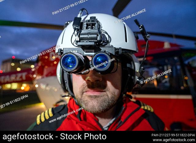 20 December 2021, Mecklenburg-Western Pomerania, Greifswald: Nick Ehling, pilot, tests the night vision device before the night flight