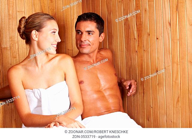 Frau und Mann sitzen gemainsam in einer Sauna