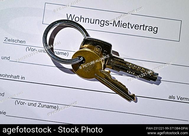 ILLUSTRATION - 20 December 2023, Brandenburg, Sieversdorf: An apartment key is on a rental agreement for an apartment. Photo: Patrick Pleul/dpa