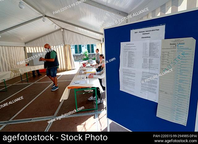 15 May 2022, North Rhine-Westphalia, Stolberg: Voters stand in a tent used as a polling station. After the floods in the summer of 2021