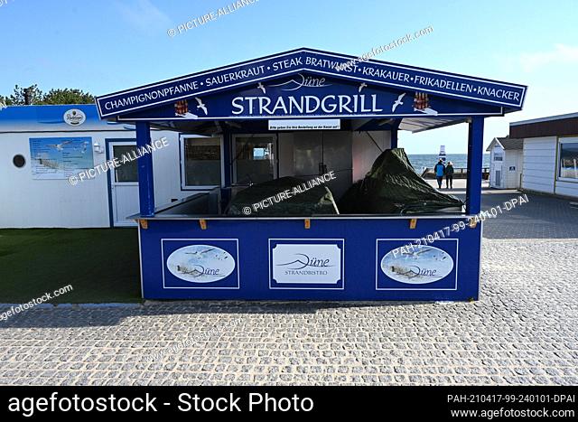 17 April 2021, Mecklenburg-Western Pomerania, Zinnowitz: Closed is the beach barbecue in the Baltic resort of Zinnowitz on the island of Usedom