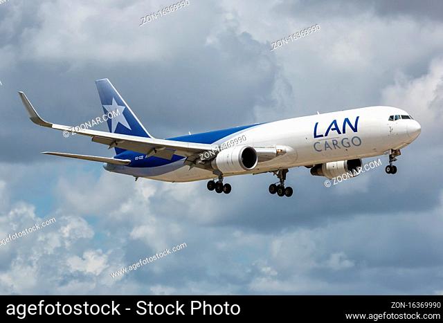 Miami, Florida - 7. April 2019: Ein Boeing 767-300F Flugzeug der LAN Cargo mit dem Kennzeichen CC-CZZ auf dem Flughafen Miami (MIA) in den Vereinigten Staaten