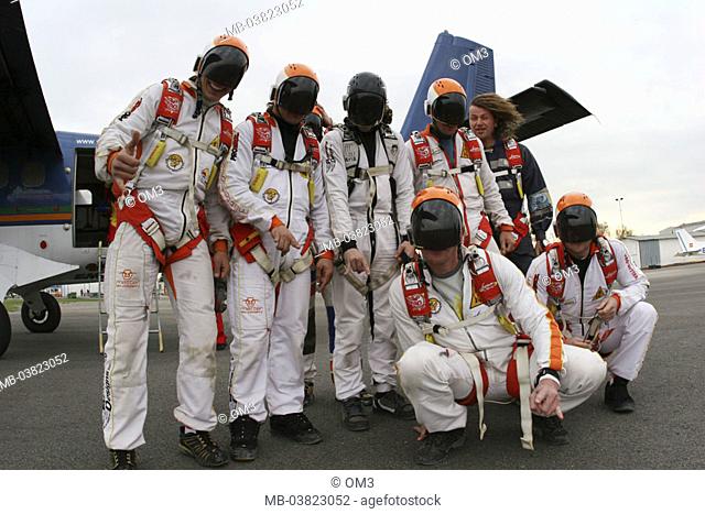 Airport, airplane, Skydiver,  Group picture,   Airport terrains, propeller machine 'Twin otters' parachutists athletes, extreme athletes, sport, extreme sport