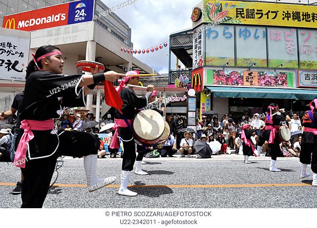 Naha, Okinawa, Japan: the 10.000 Eisa parade along Kokusai-dori