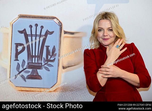 08 December 2023, Lower Saxony, Hahnenklee: Singer Annett Louisan has her photo taken with the Paul Lincke Ring before the award ceremony
