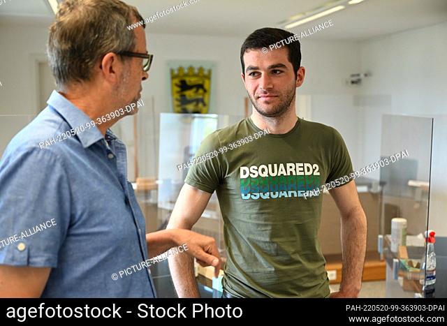 20 May 2022, Baden-Wuerttemberg, Ravensburg: Georgian harvest worker and witness Levani Idadze (r) talks to company chaplain Werner Langenbacher before the...