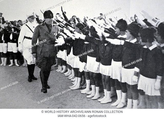Fascist youth greet Mussolini 1930